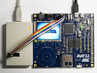 EVK1104を AVR-Dragonをケースに入れた AVR-Dragonでデバッグ中