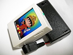 ケースに入れたカラー液晶時計を斜め横から