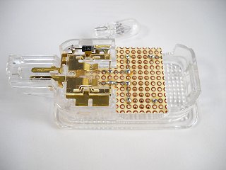 基板をランプのガワに取り付けた所