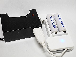 底面の USBコネクタでエネループを充電するの図