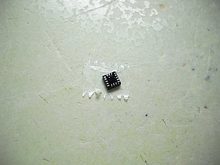 MMA8451Qのパッドに予備ハンダ
