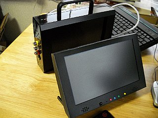 旧液晶モニタと並んで