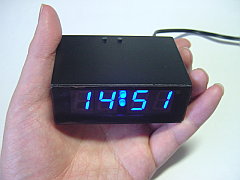 掌の上の青色LED電波時計