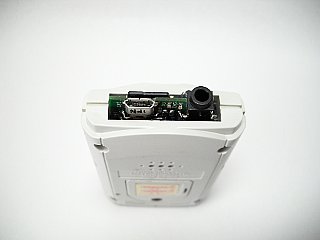 上部のヘッドフォンジャックと microSDカードスロット、充電用の microUSBコネクタ