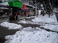 季節外れの雪の谷川岳PA