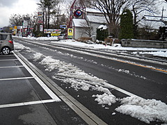 季節外れの雪が残る山中湖畔の道路